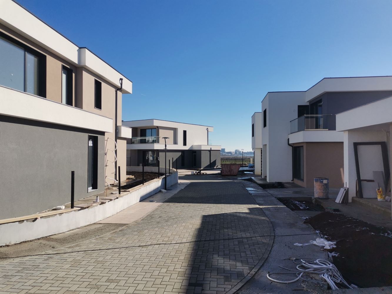 Модерна двуетажна къща в затворен комплекс между Поморие и Сарафово – уют, сигурност и целогодишен комфорт