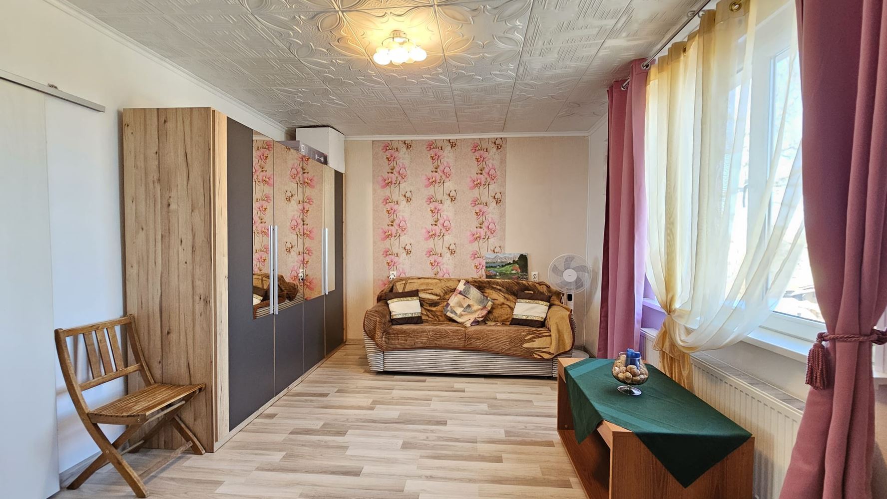 Отлична едноетажна къща с басейн и просторен двор в село Дюлево