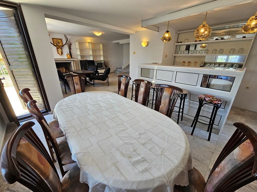 Просторна самостоятелна къща с панорамна гледка в Кошарица