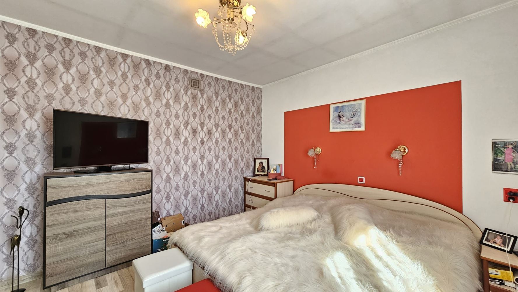 Отлична едноетажна къща с басейн и просторен двор в село Дюлево