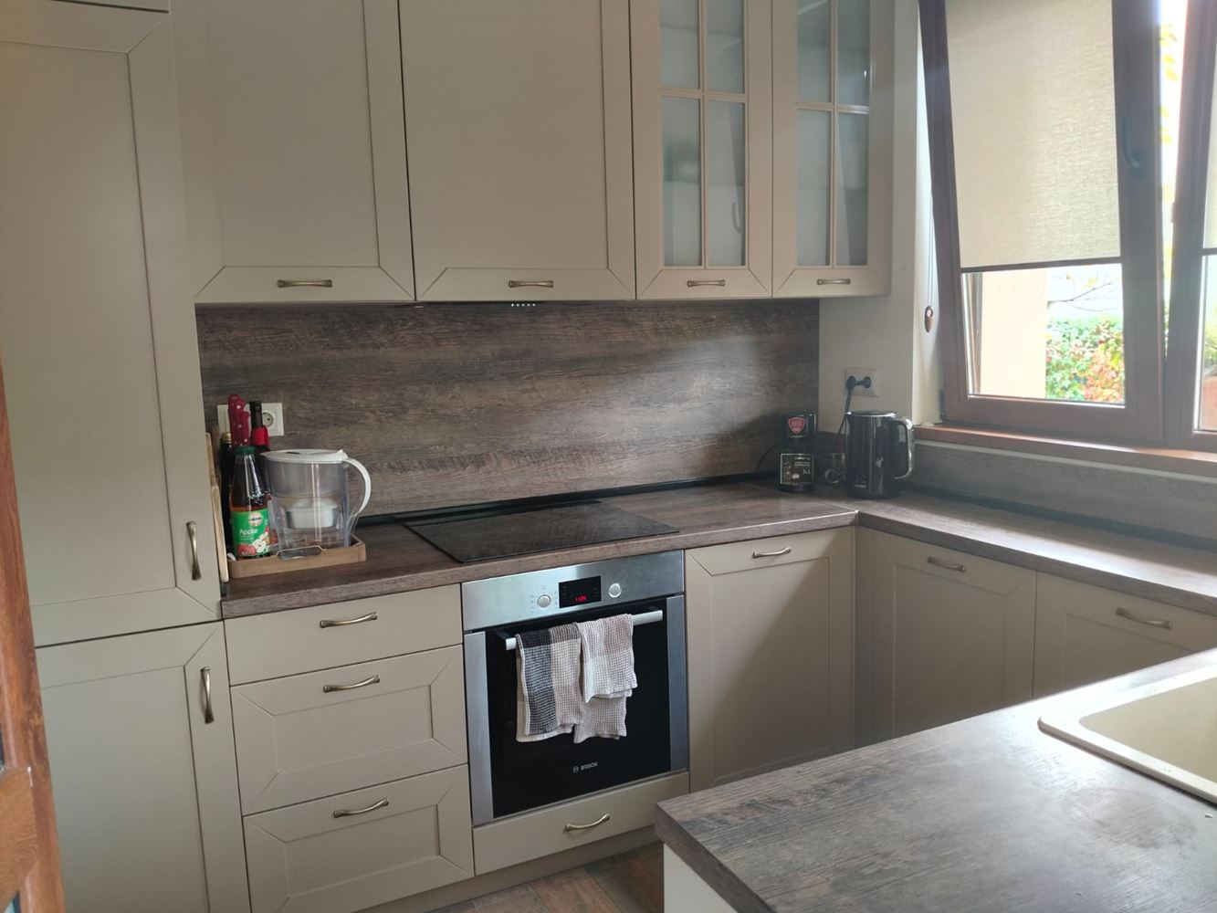 Просторна триетажна еднофамилна къща в центъра на Равда – комфорт, престиж и пълна самостоятелност