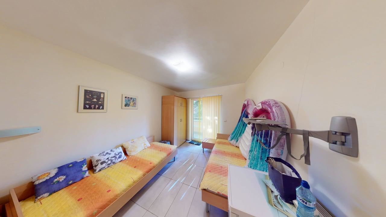 Панорамна четириетажна къща с 8 спални и морска гледка в к.к. Слънчев бряг – без такса поддръжка