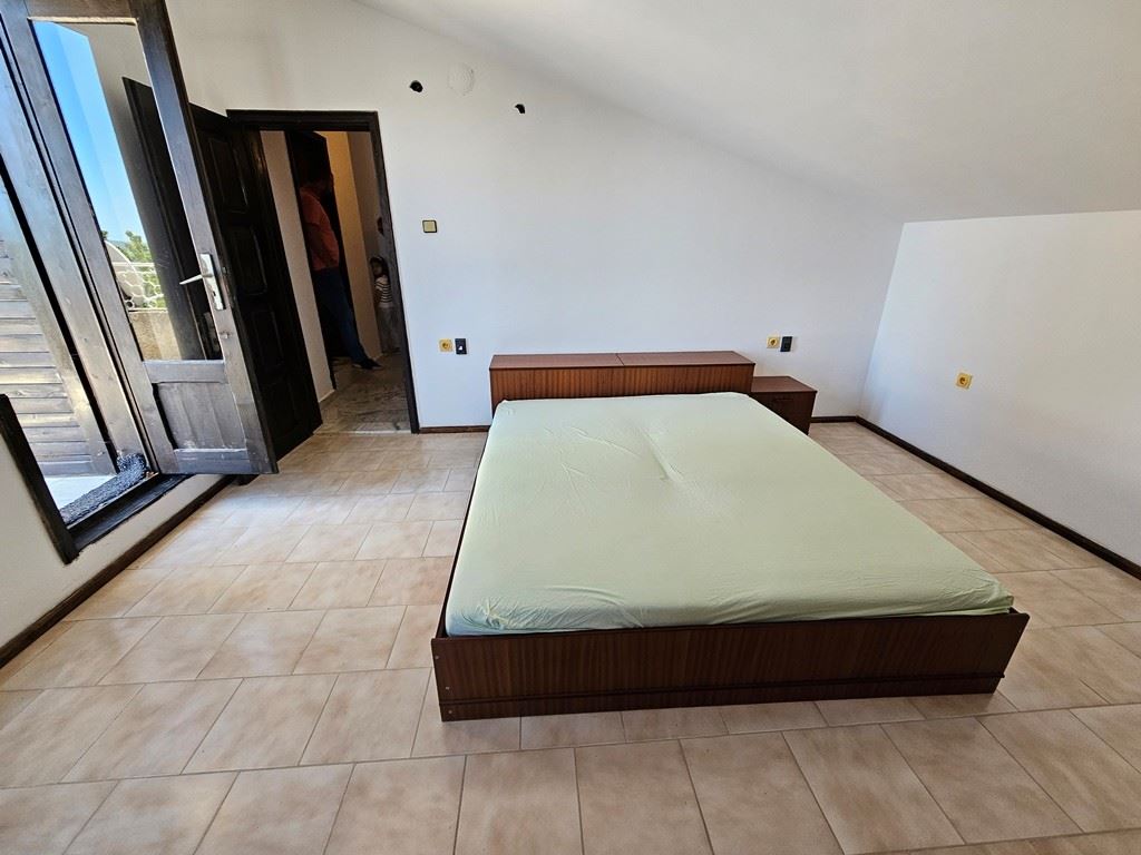 Просторна самостоятелна къща с панорамна гледка в Кошарица