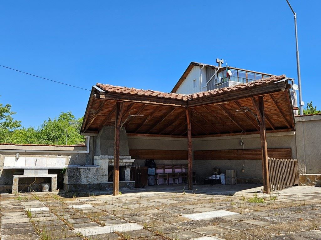 Просторна самостоятелна къща с панорамна гледка в Кошарица