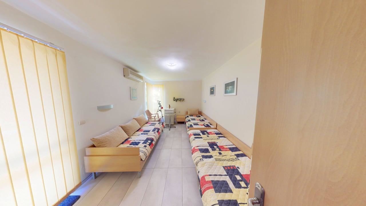 Панорамна четириетажна къща с 8 спални и морска гледка в к.к. Слънчев бряг – без такса поддръжка