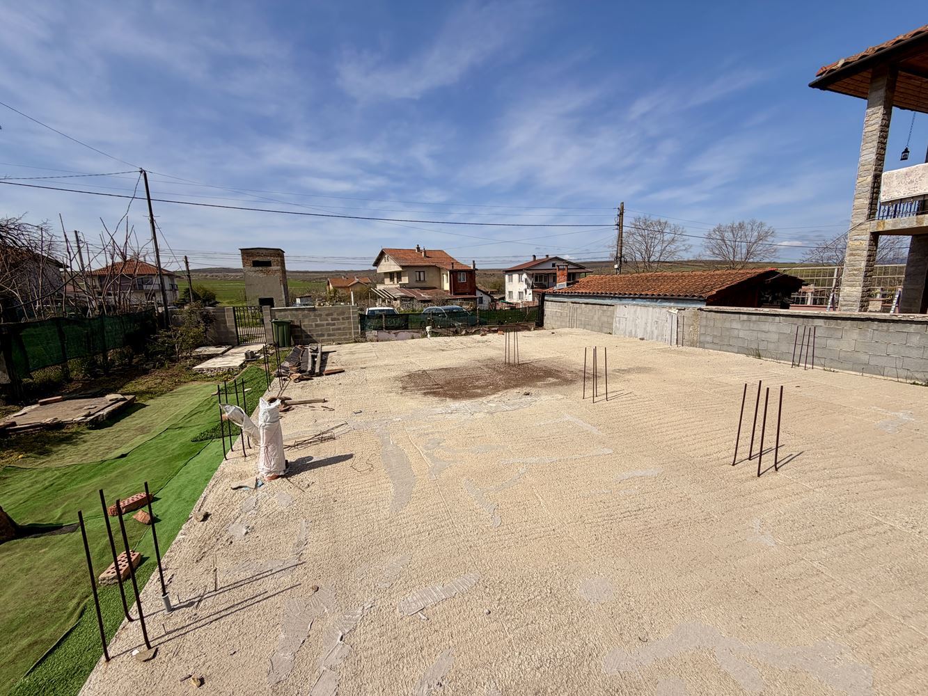 Парцел с къща и готов проект за разширение в село Порой – природа, спокойствие и инвестиционен потенциал на минути от морето