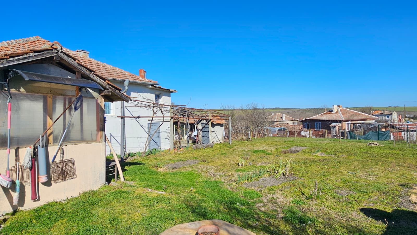Отлична едноетажна къща с басейн и просторен двор в село Дюлево