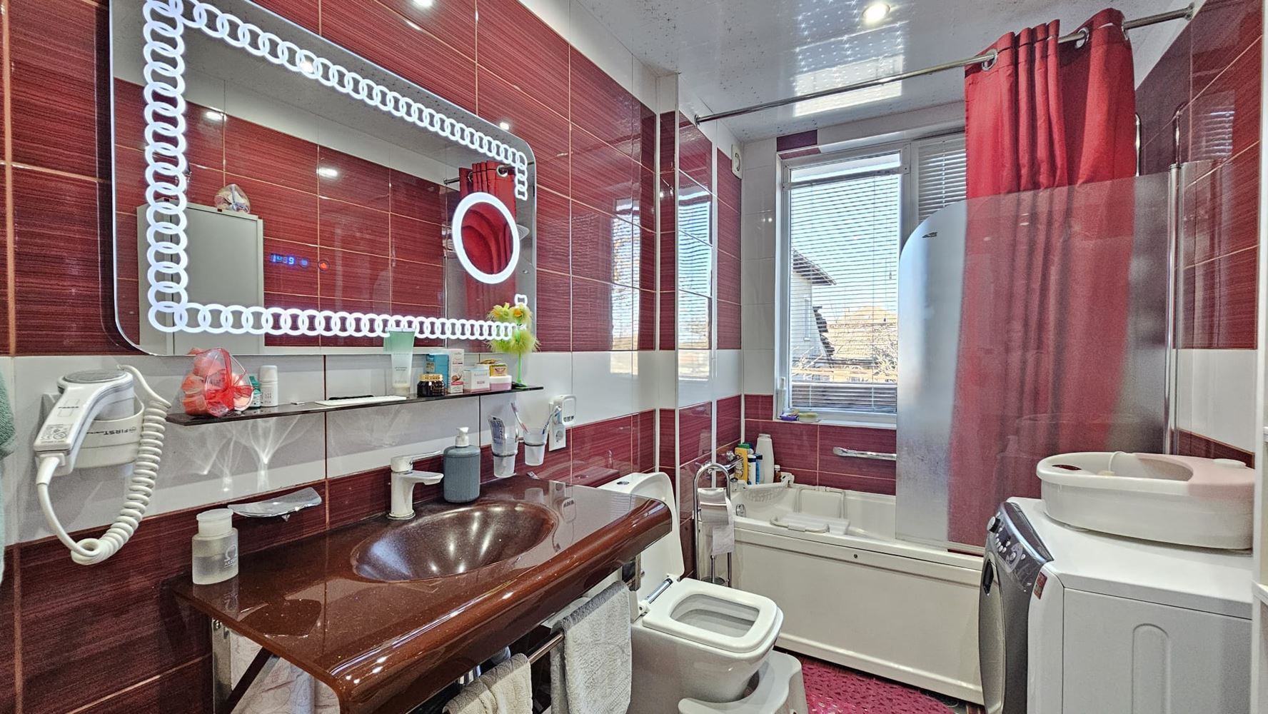 Отлична едноетажна къща с басейн и просторен двор в село Дюлево