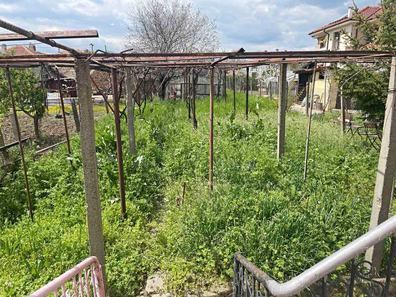 Самостоятелна част от къща с двор в Бургас – Банево, простор, функционалност и отлична локация до минералните бани