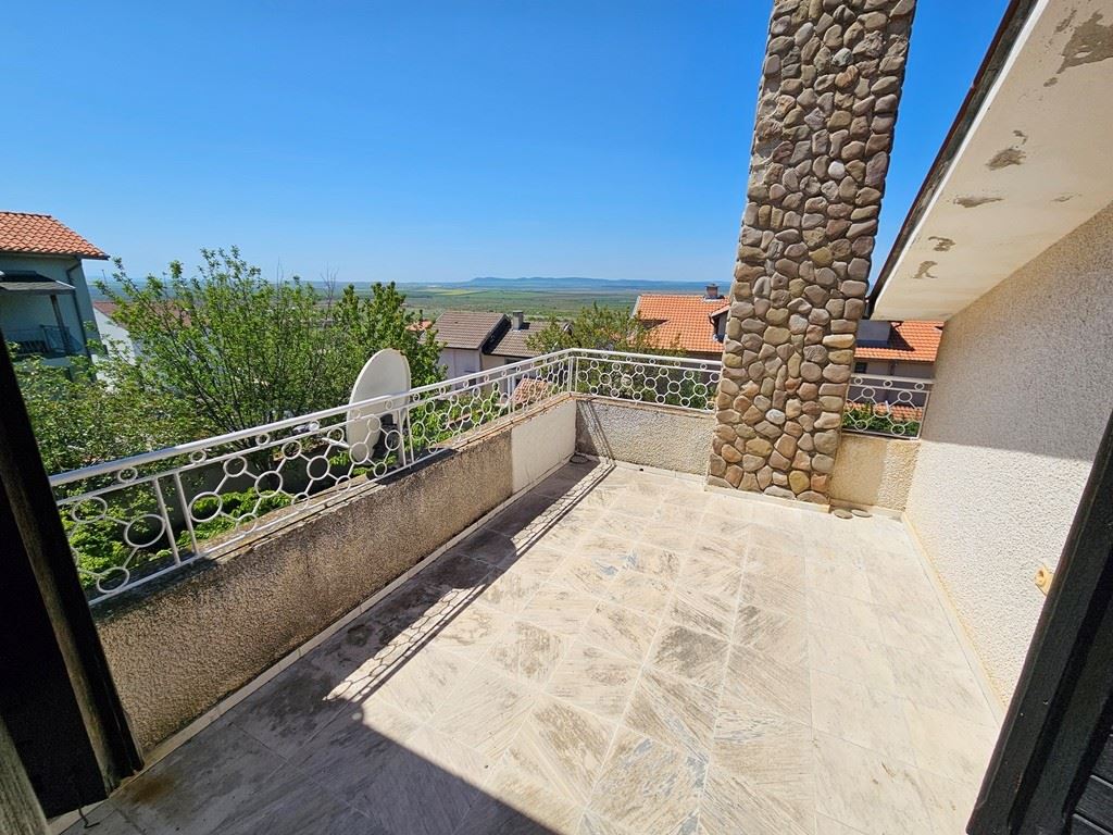 Просторна самостоятелна къща с панорамна гледка в Кошарица