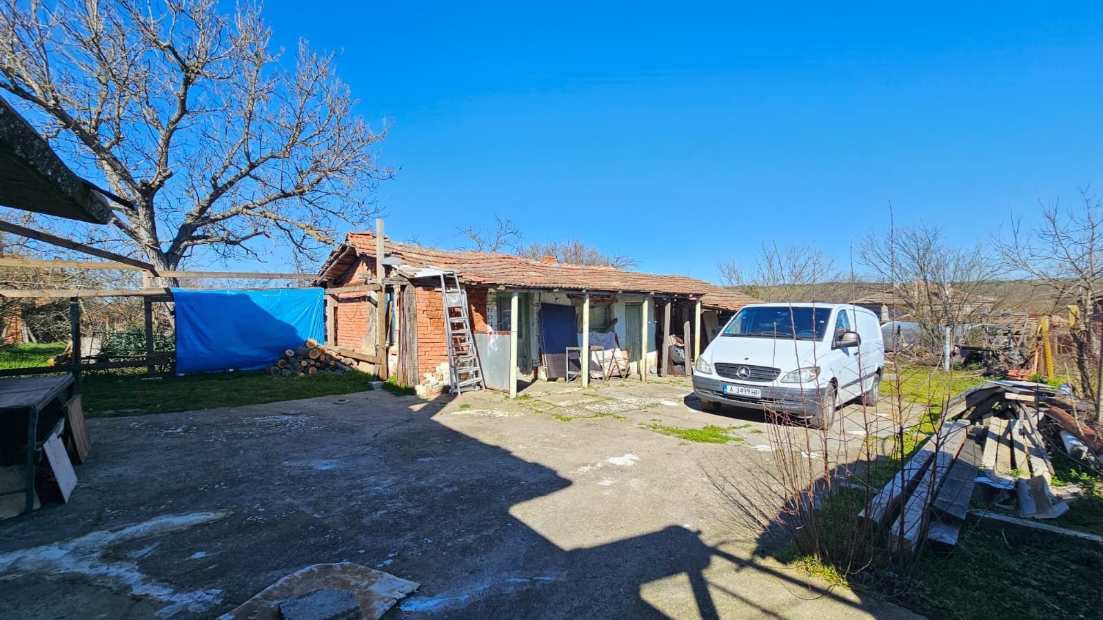 Отлична едноетажна къща с басейн и просторен двор в село Дюлево