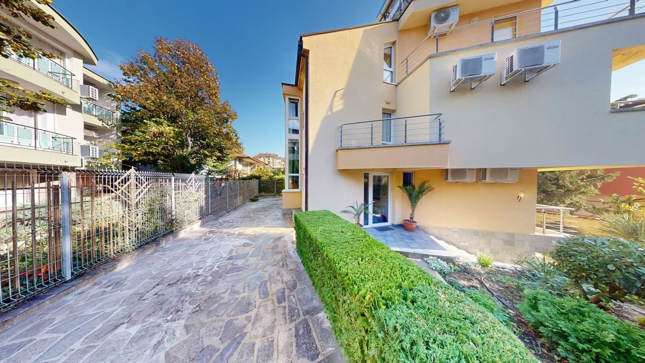 Панорамна четириетажна къща с 8 спални и морска гледка в к.к. Слънчев бряг – без такса поддръжка