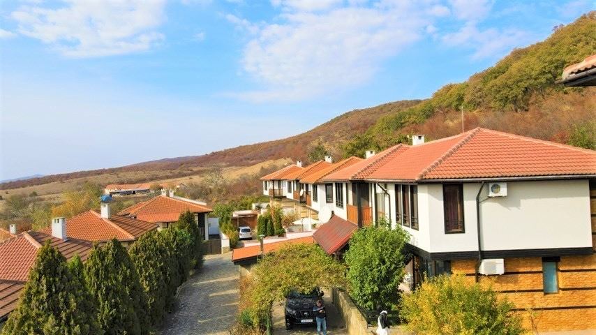 Двуетажна къща с подарък - кола в охраняем комплекс в Горица