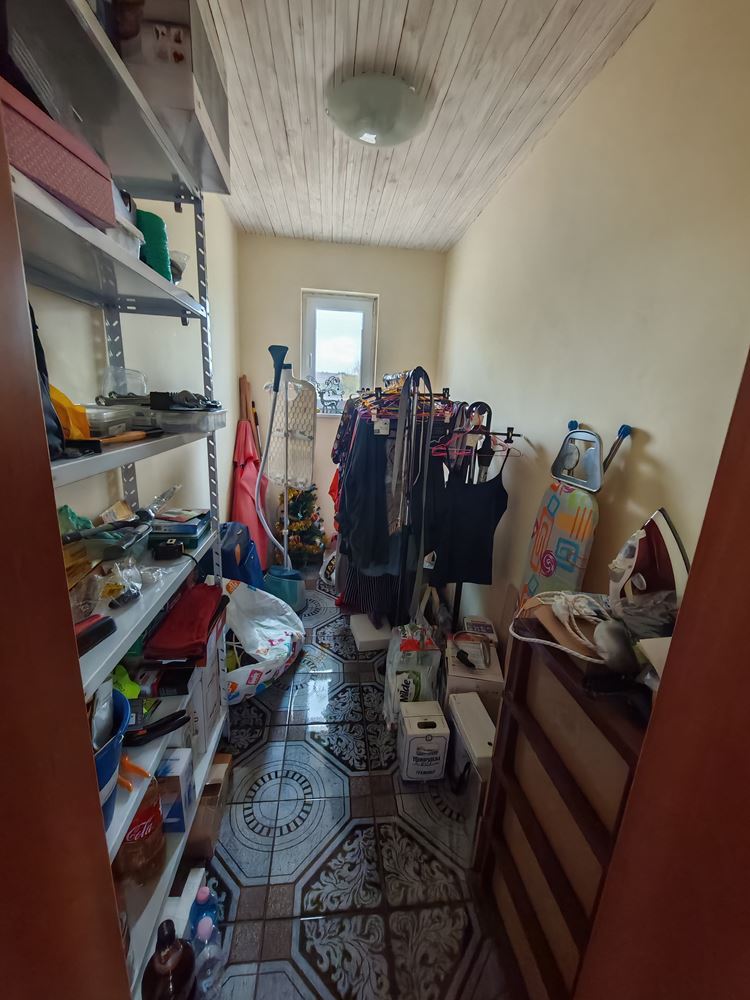 Самостоятелна двуетажна къща с голям двор и лозе в с. Порой – простор, уют и спокойствие