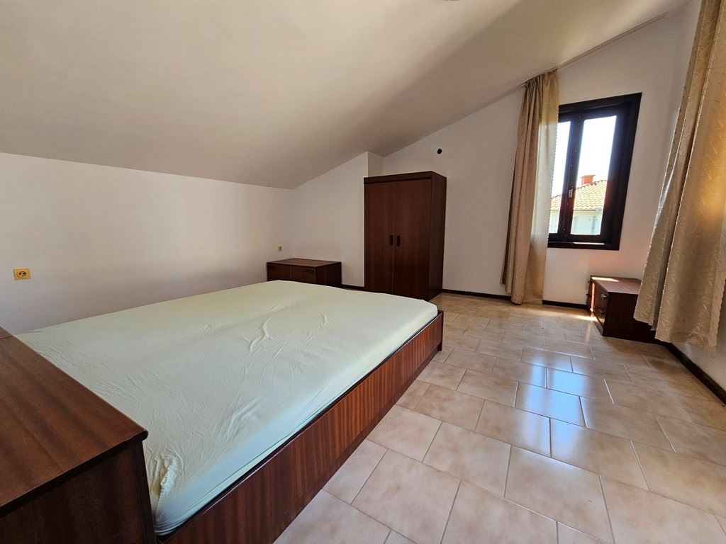 Просторна самостоятелна къща с панорамна гледка в Кошарица