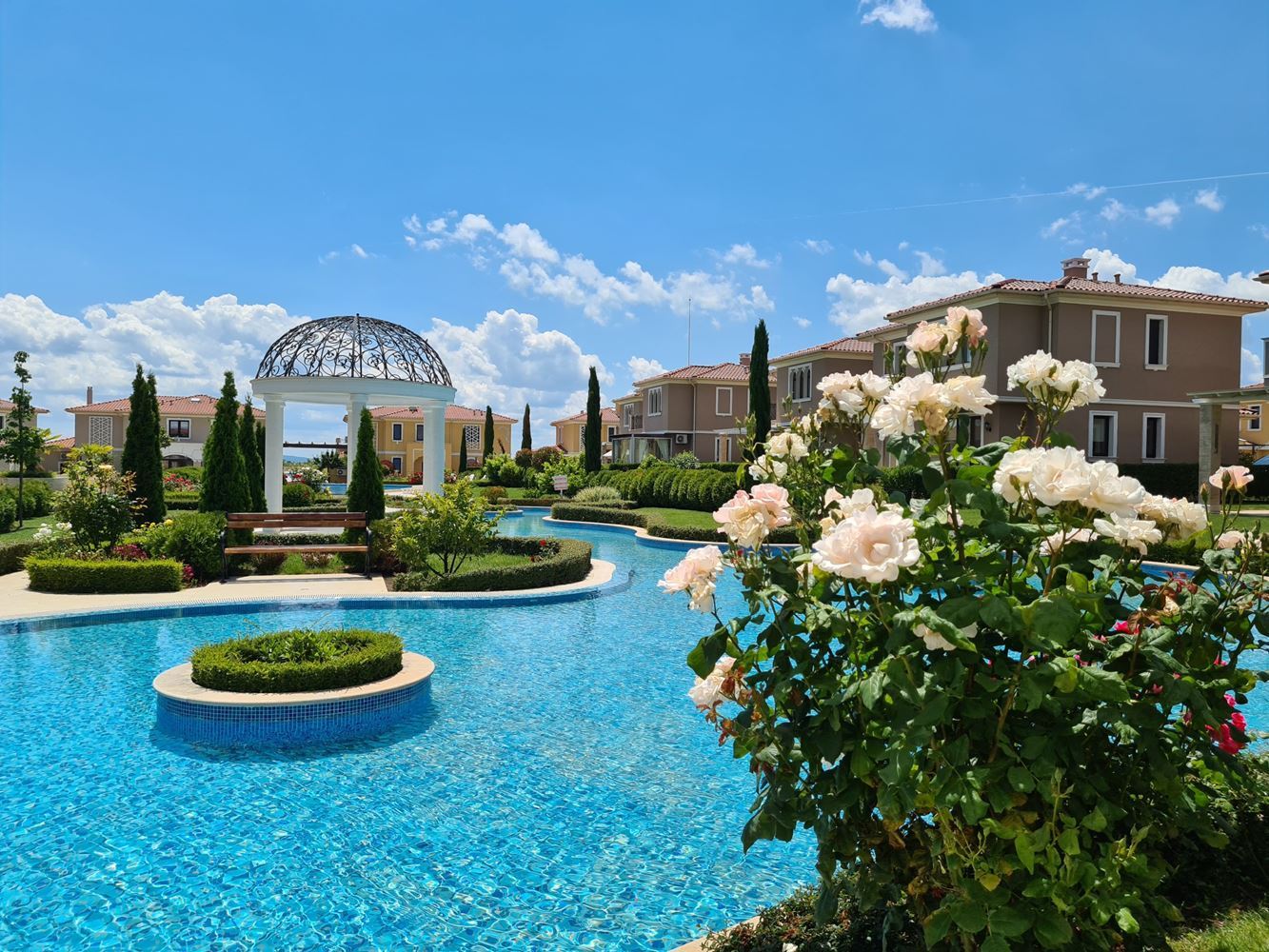  Луксозна къща  с две паркоместа в нов затворен комплекс в Поморие - отлична възможност за инвестиция в мечтания дом 