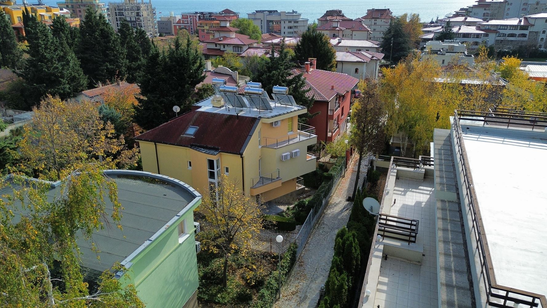 Панорамна четириетажна къща с 8 спални и морска гледка в к.к. Слънчев бряг – без такса поддръжка