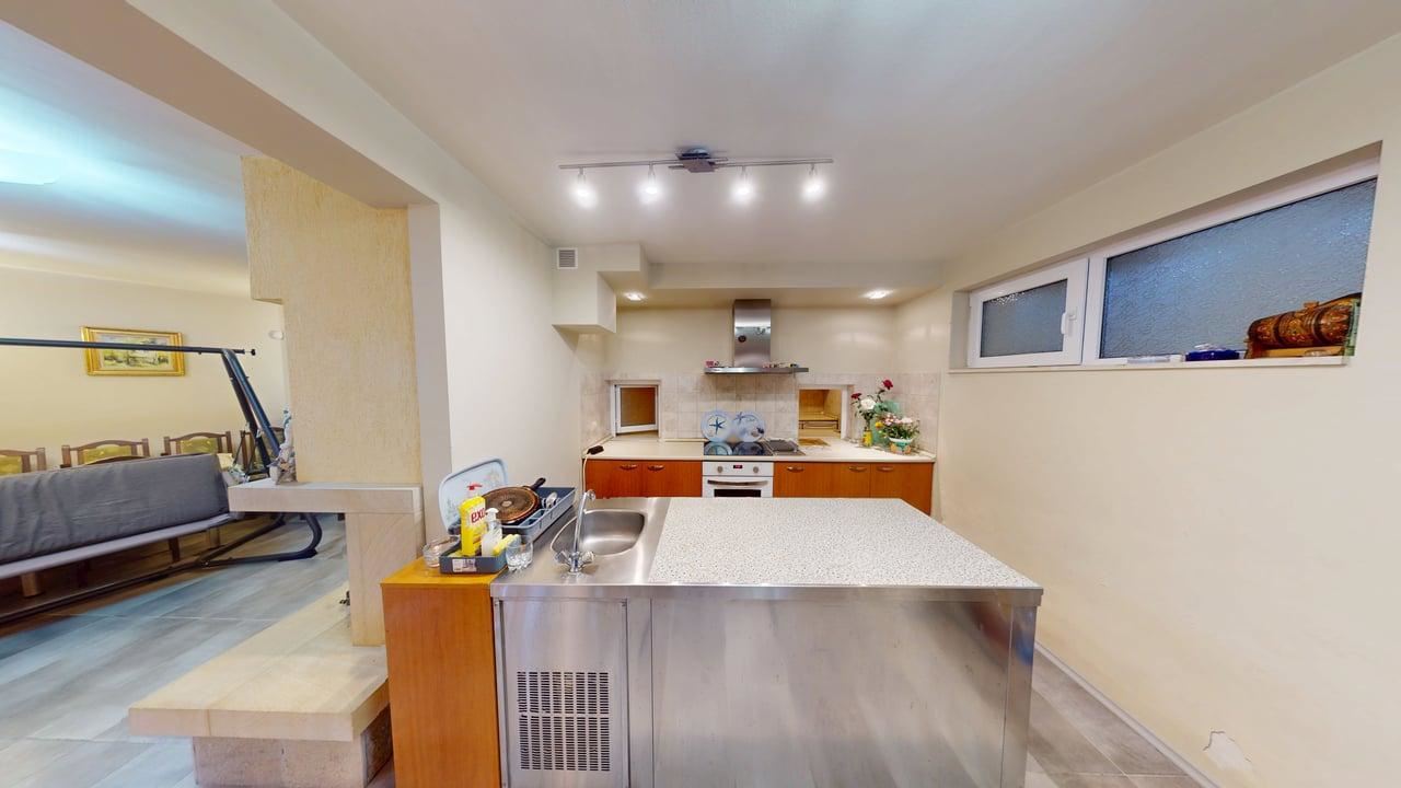 Панорамна четириетажна къща с 8 спални и морска гледка в к.к. Слънчев бряг – без такса поддръжка