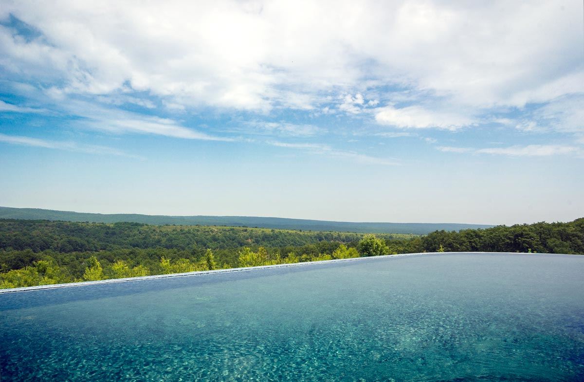 Просторна едноетажна къща с панорамни гледки в екокомплекс на Стара планина