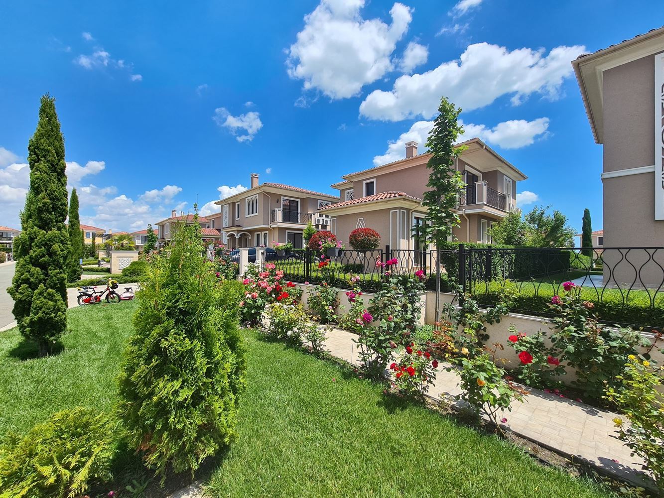  Луксозна къща  с две паркоместа в нов затворен комплекс в Поморие - отлична възможност за инвестиция в мечтания дом 