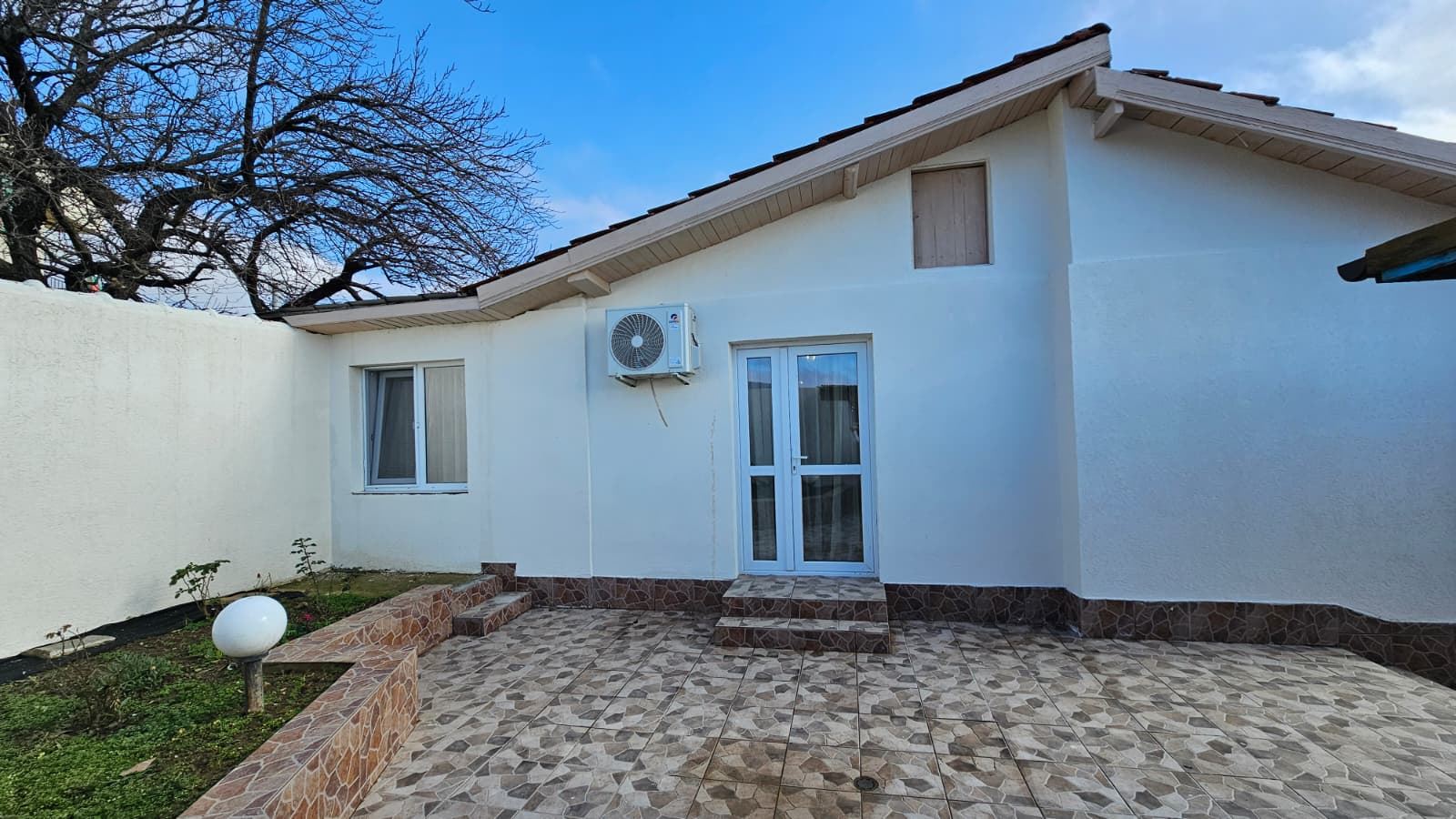 Изключителна едноетажна къща с просторен двор в спокойното село Кошарица