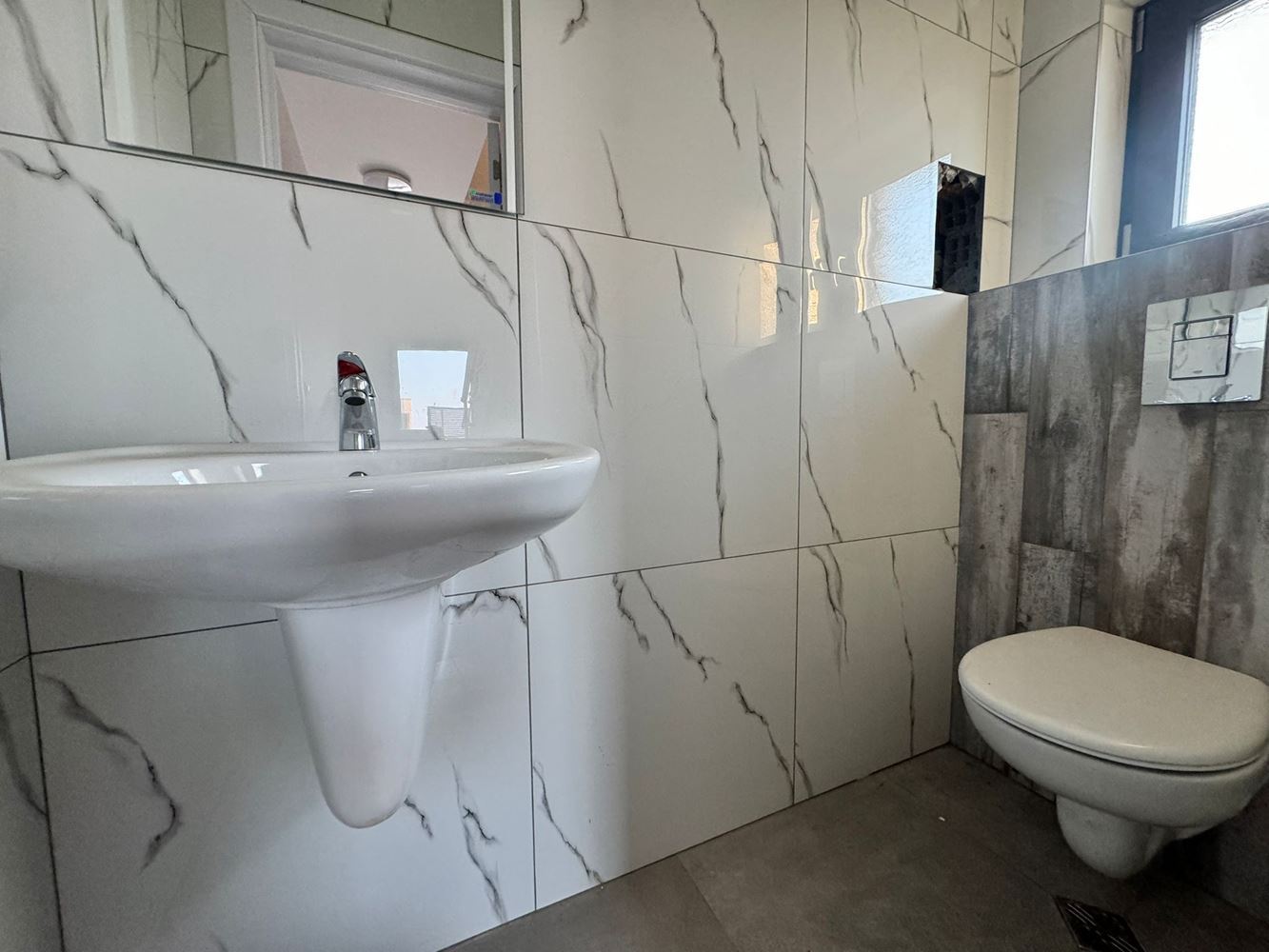 Модерна двуетажна къща с двор в луксозен комплекс между Поморие и Сарафово – стил, пространство и природа