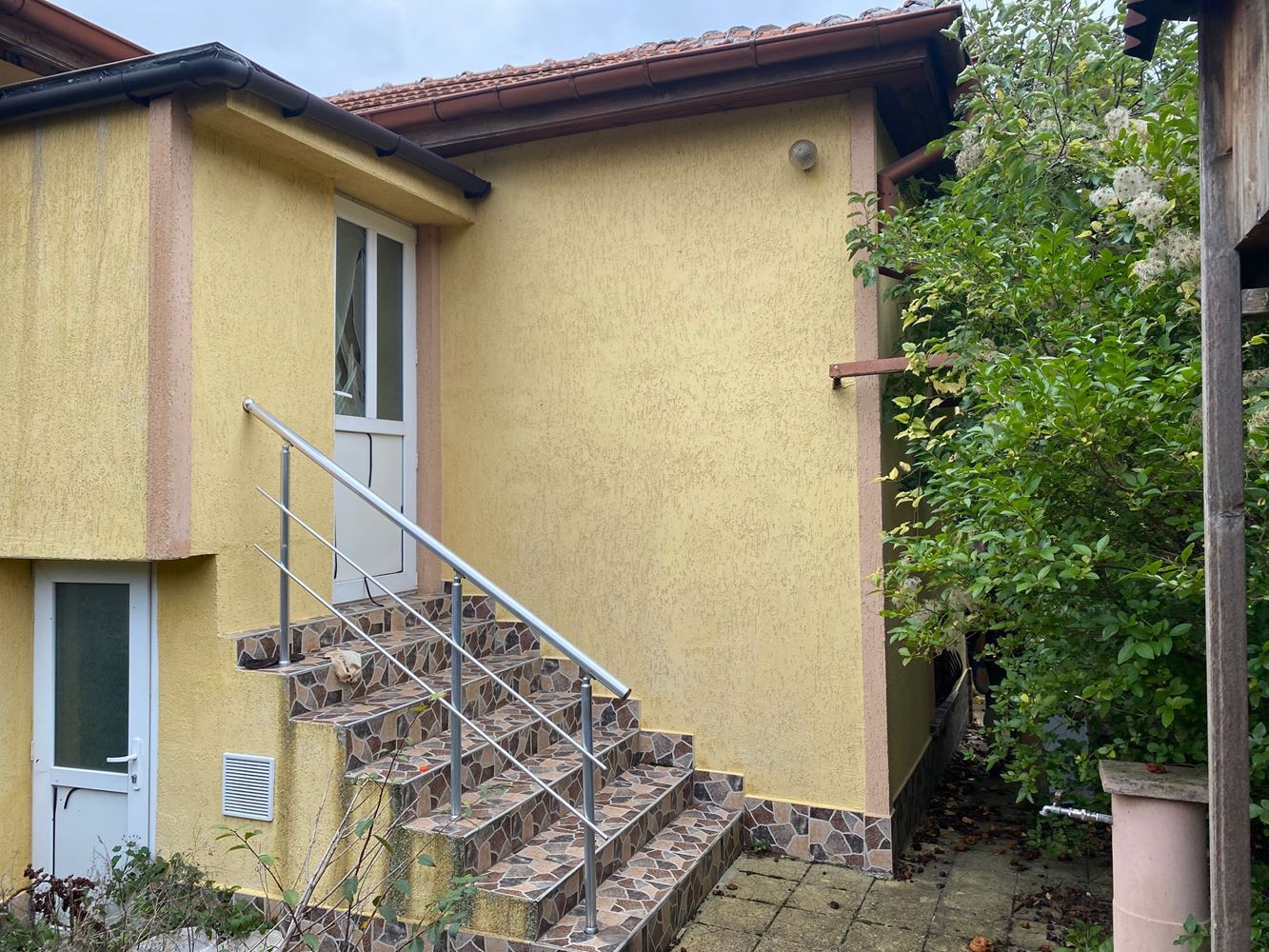 Двуетажна реновирана къща в град Малко Търново