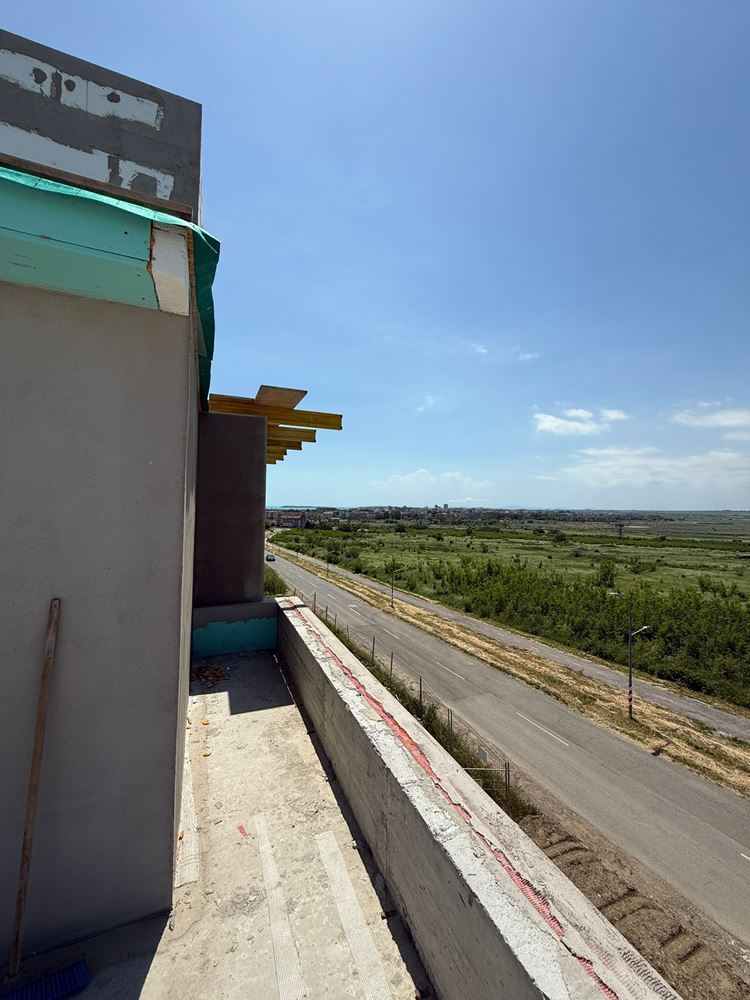 Луксозна просторна къща с панорамни тераси и собствена градина в модерен комплекс край морето