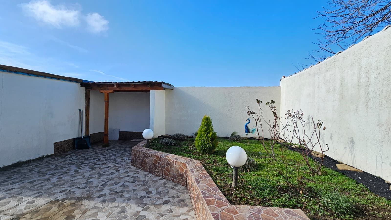 Изключителна едноетажна къща с просторен двор в спокойното село Кошарица