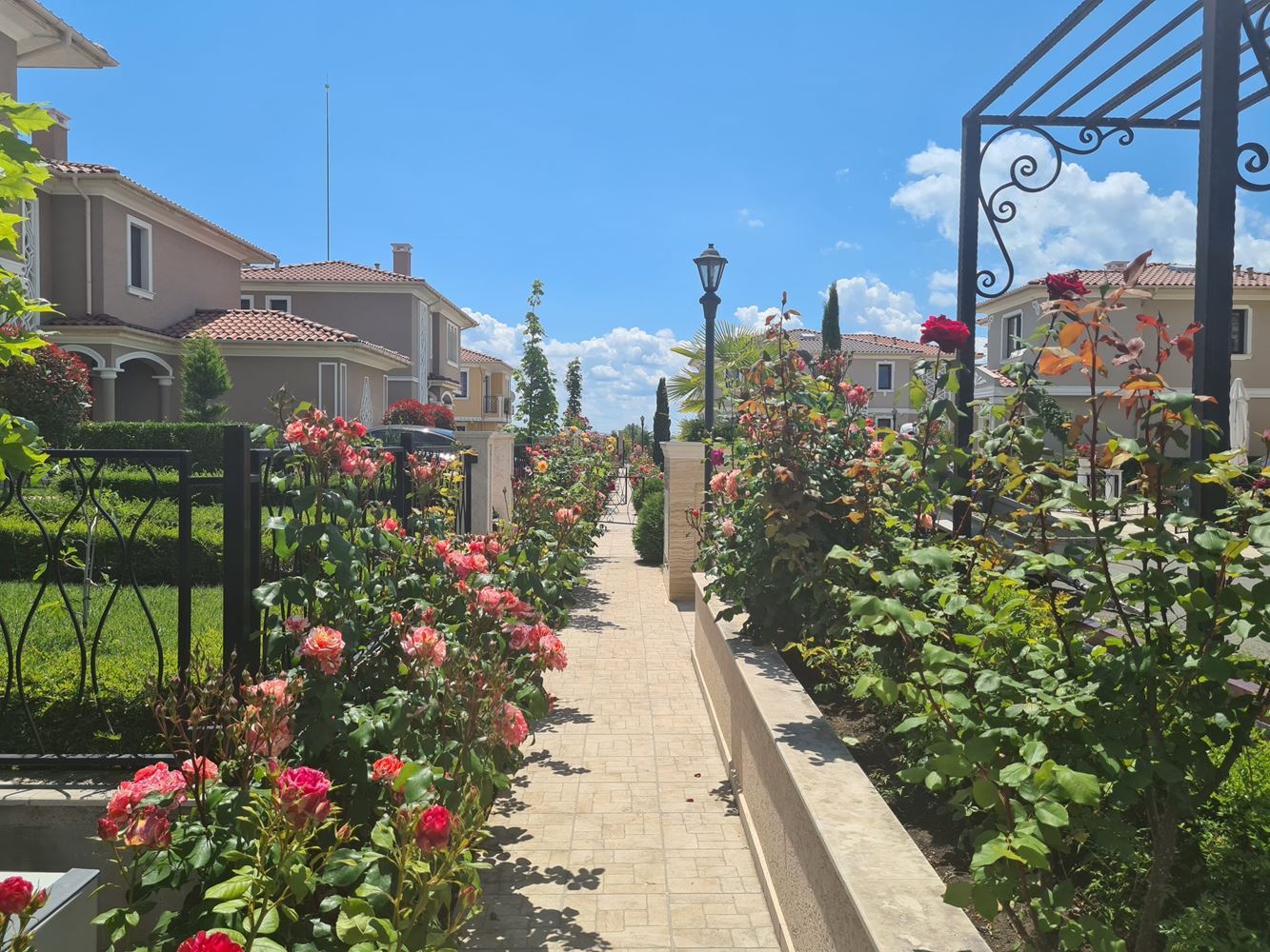 Изключителна двуетажна къща с три спални и просторен двор в луксозен охраняем комплекс между Сарафово и Поморие