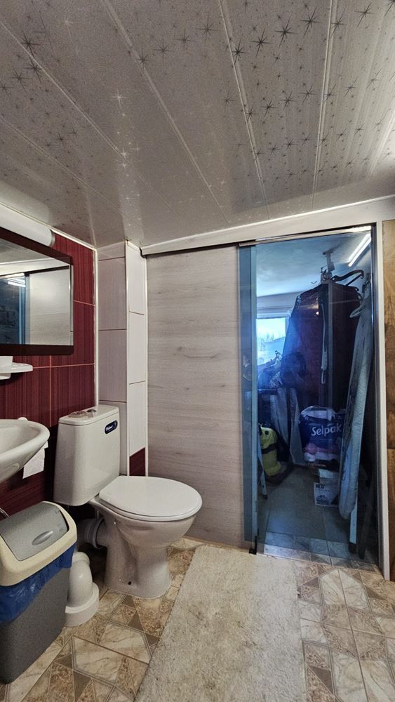 Отлична едноетажна къща с басейн и просторен двор в село Дюлево