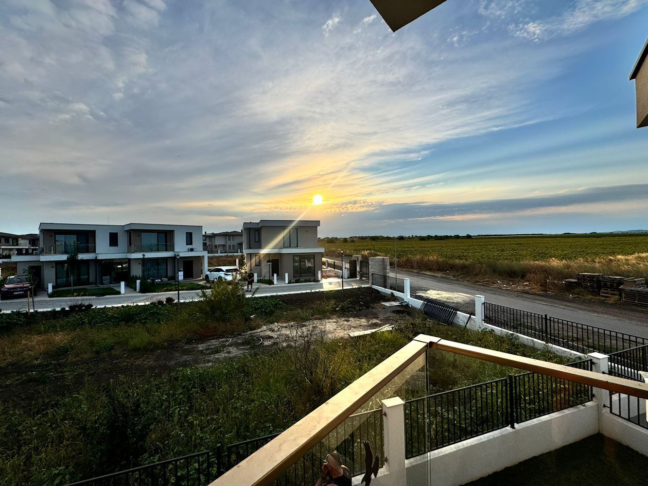 Модерна двуетажна къща с двор в луксозен комплекс между Поморие и Сарафово – стил, пространство и природа