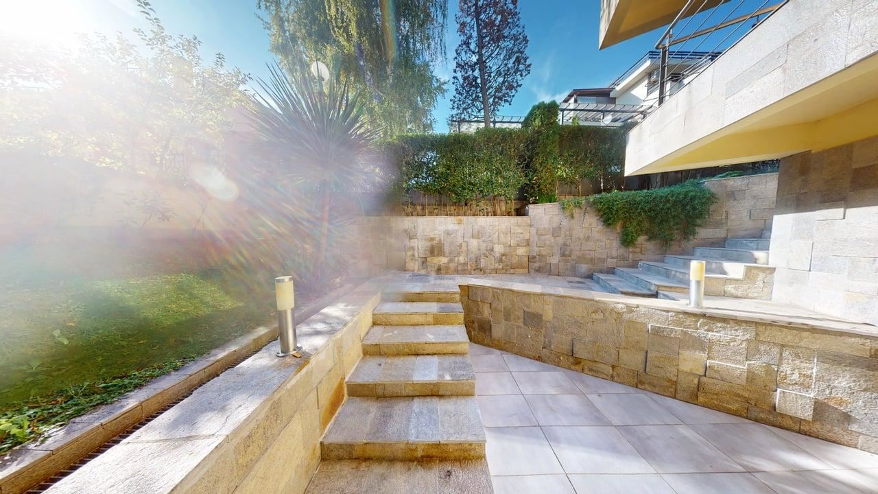 Панорамна четириетажна къща с 8 спални и морска гледка в к.к. Слънчев бряг – без такса поддръжка