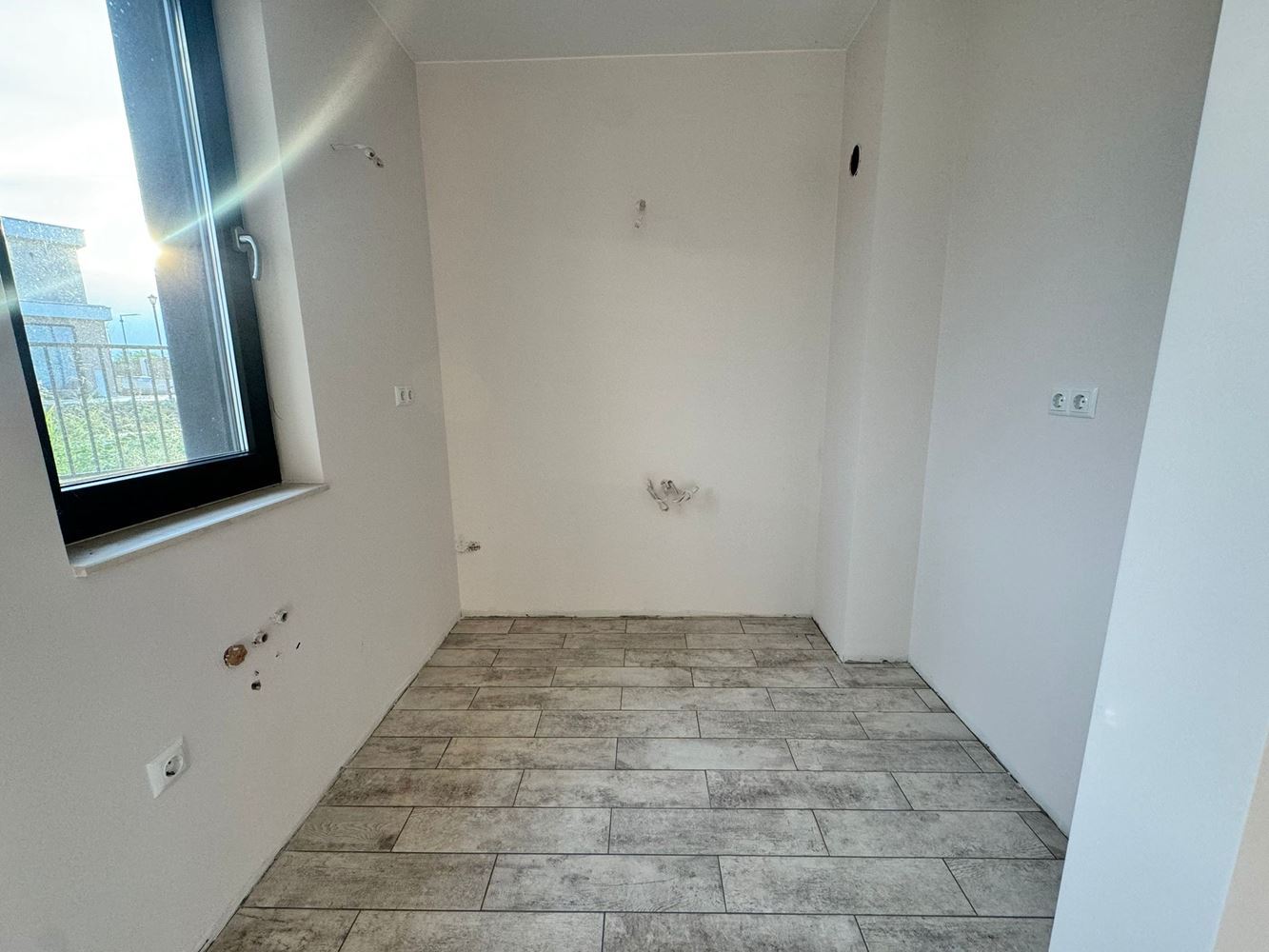 Модерна двуетажна къща с двор в луксозен комплекс между Поморие и Сарафово – стил, пространство и природа