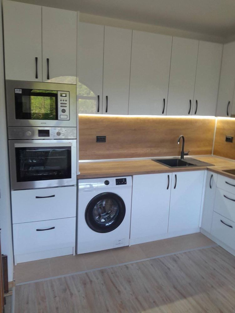 Двуетажна самостоятелна къща в с. Горица – напълно обновен дом с двор и прекрасна веранда