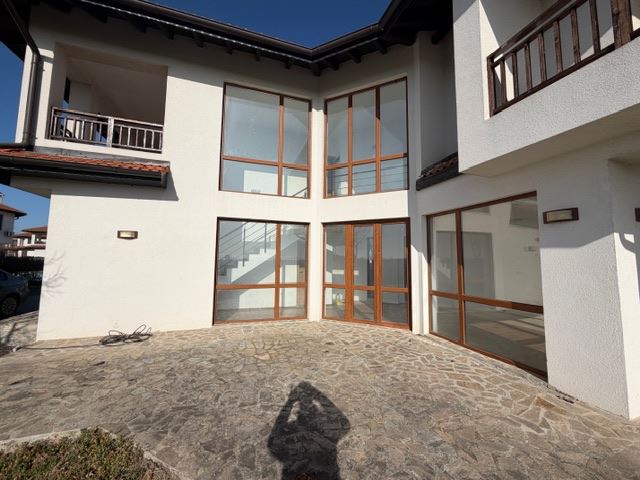 Луксозна двуетажна къща с гледка към морето в Ахелой