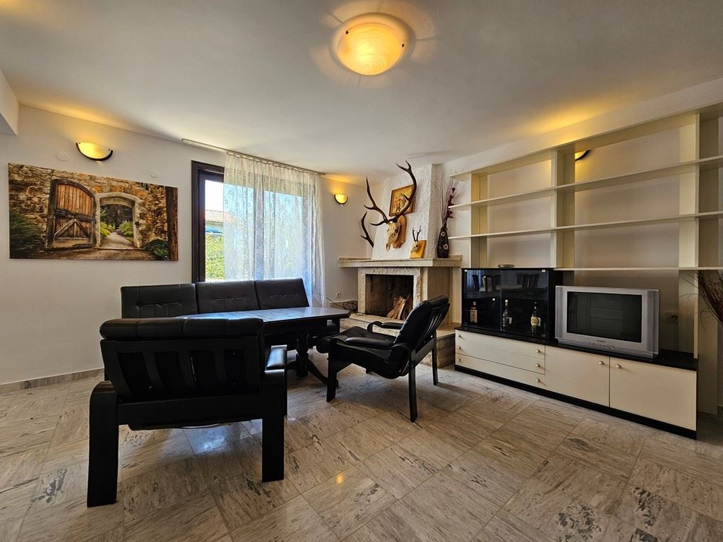 Просторна самостоятелна къща с панорамна гледка в Кошарица