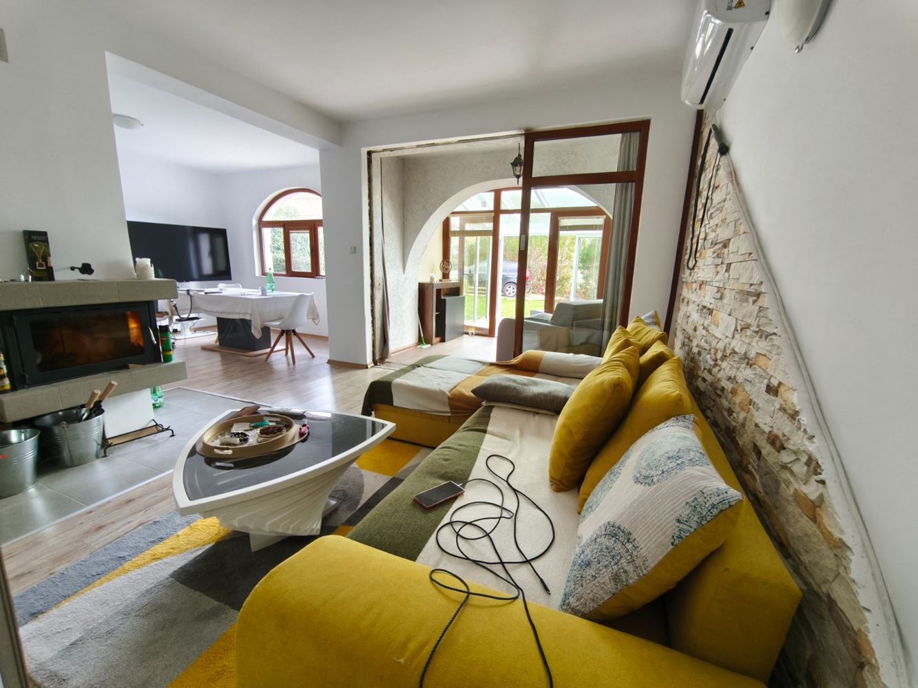 Двуетажна самостоятелна къща в с. Горица – напълно обновен дом с двор и прекрасна веранда