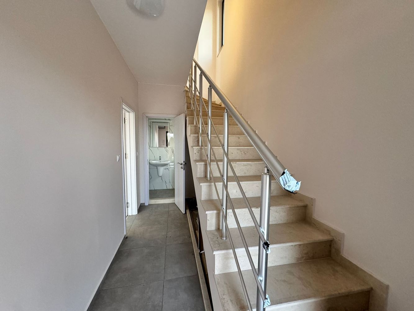 Модерна двуетажна къща с двор в луксозен комплекс между Поморие и Сарафово – стил, пространство и природа