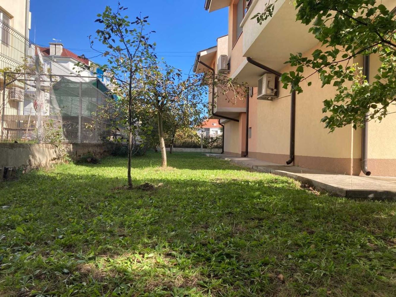 Просторна триетажна еднофамилна къща в центъра на Равда – комфорт, престиж и пълна самостоятелност