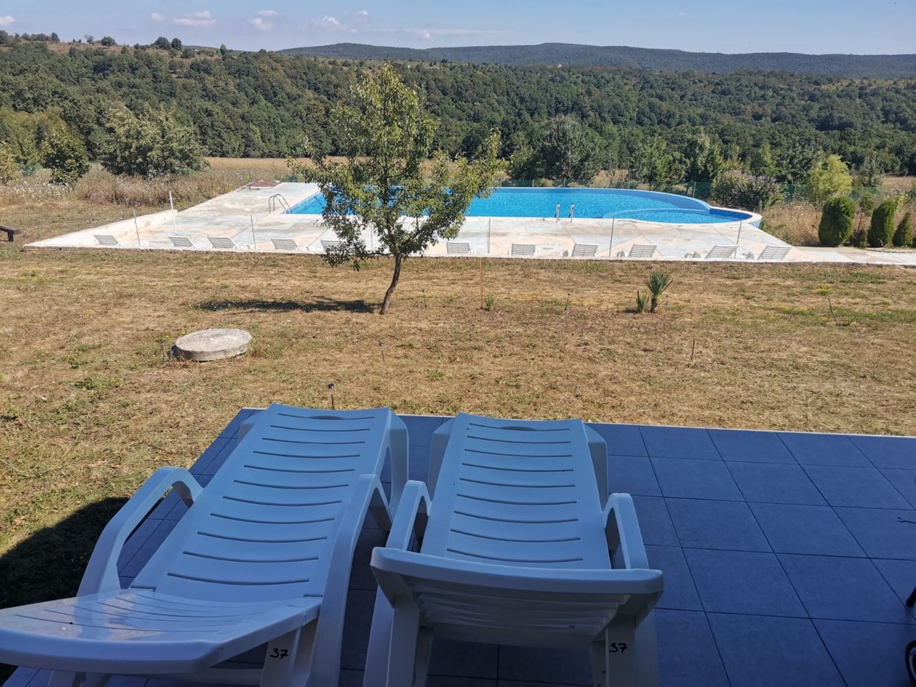 Просторна едноетажна къща с панорамни гледки в екокомплекс на Стара планина