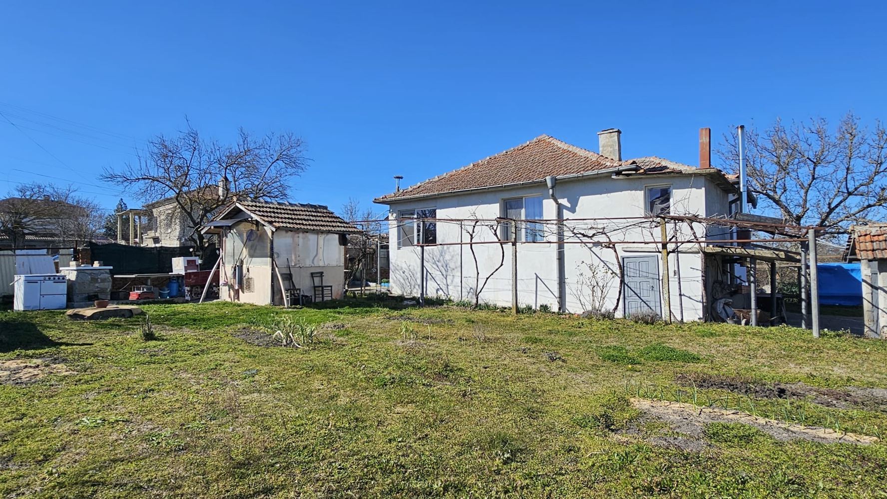 Отлична едноетажна къща с басейн и просторен двор в село Дюлево