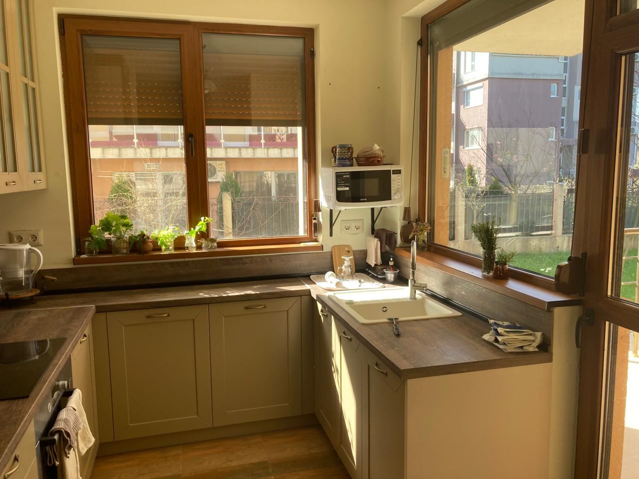 Просторна триетажна еднофамилна къща в центъра на Равда – комфорт, престиж и пълна самостоятелност