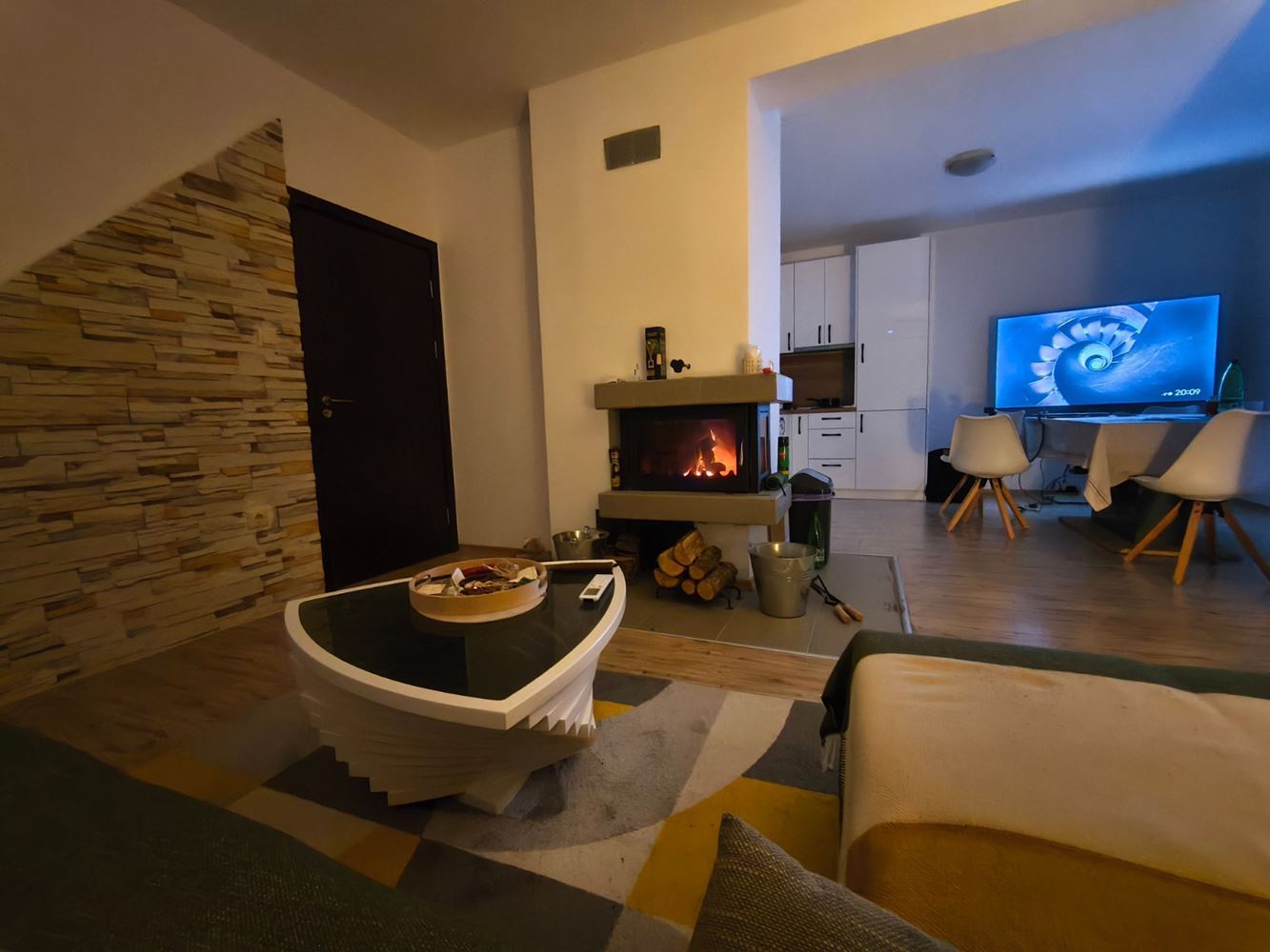 Двуетажна самостоятелна къща в с. Горица – напълно обновен дом с двор и прекрасна веранда