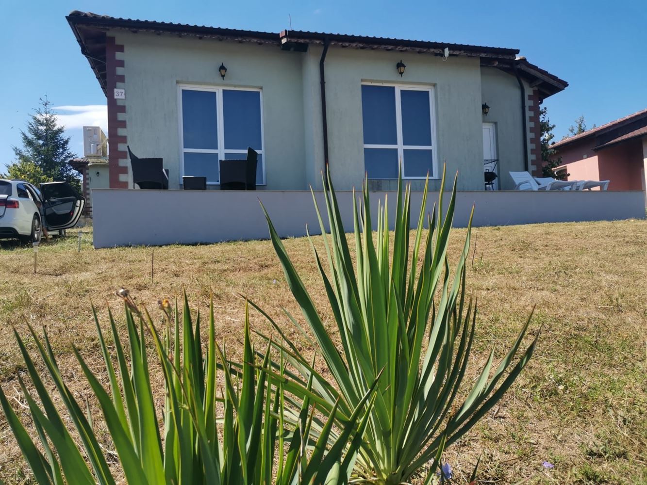 Просторна едноетажна къща с панорамни гледки в екокомплекс на Стара планина