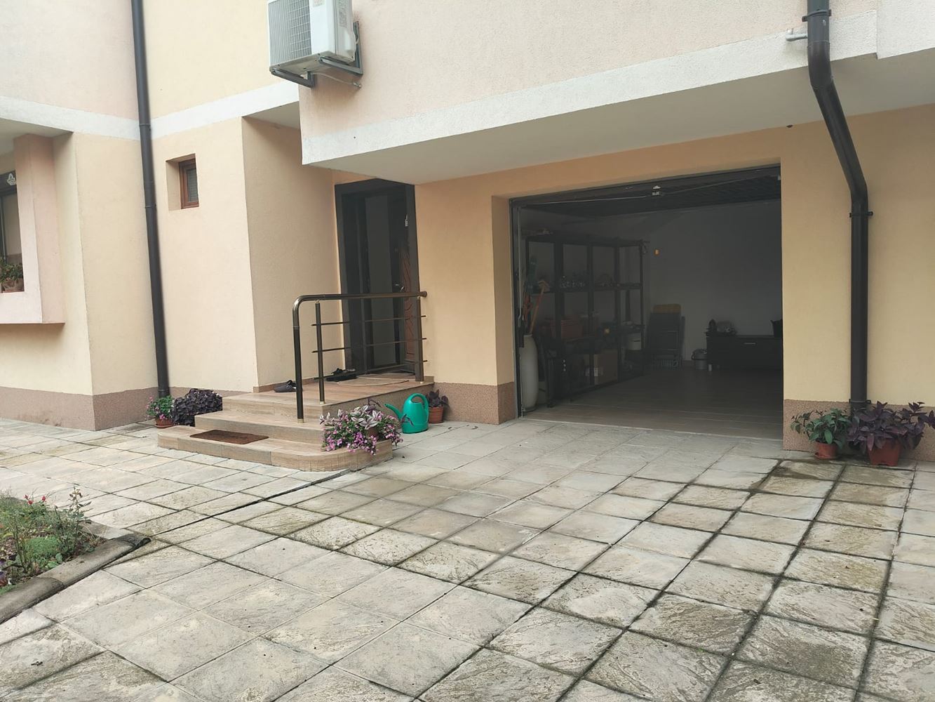 Просторна триетажна еднофамилна къща в центъра на Равда – комфорт, престиж и пълна самостоятелност