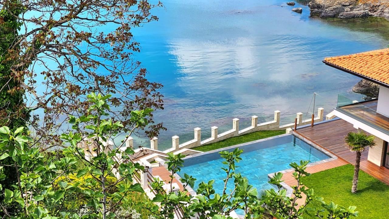 Прекрасна триетажна къща на първа линия море в Созопол с панорамни гледки към Райския залив