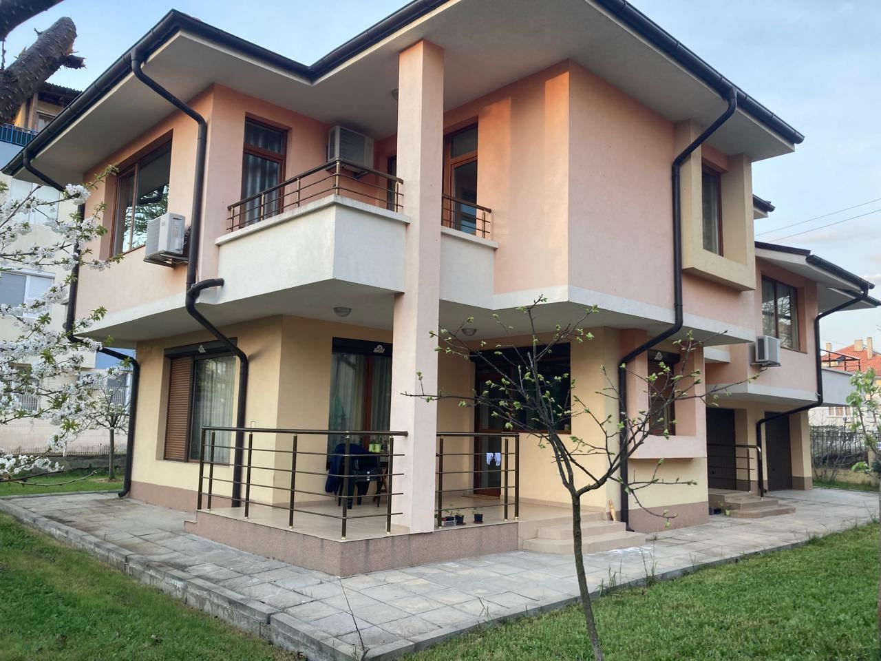 Просторна триетажна еднофамилна къща в центъра на Равда – комфорт, престиж и пълна самостоятелност