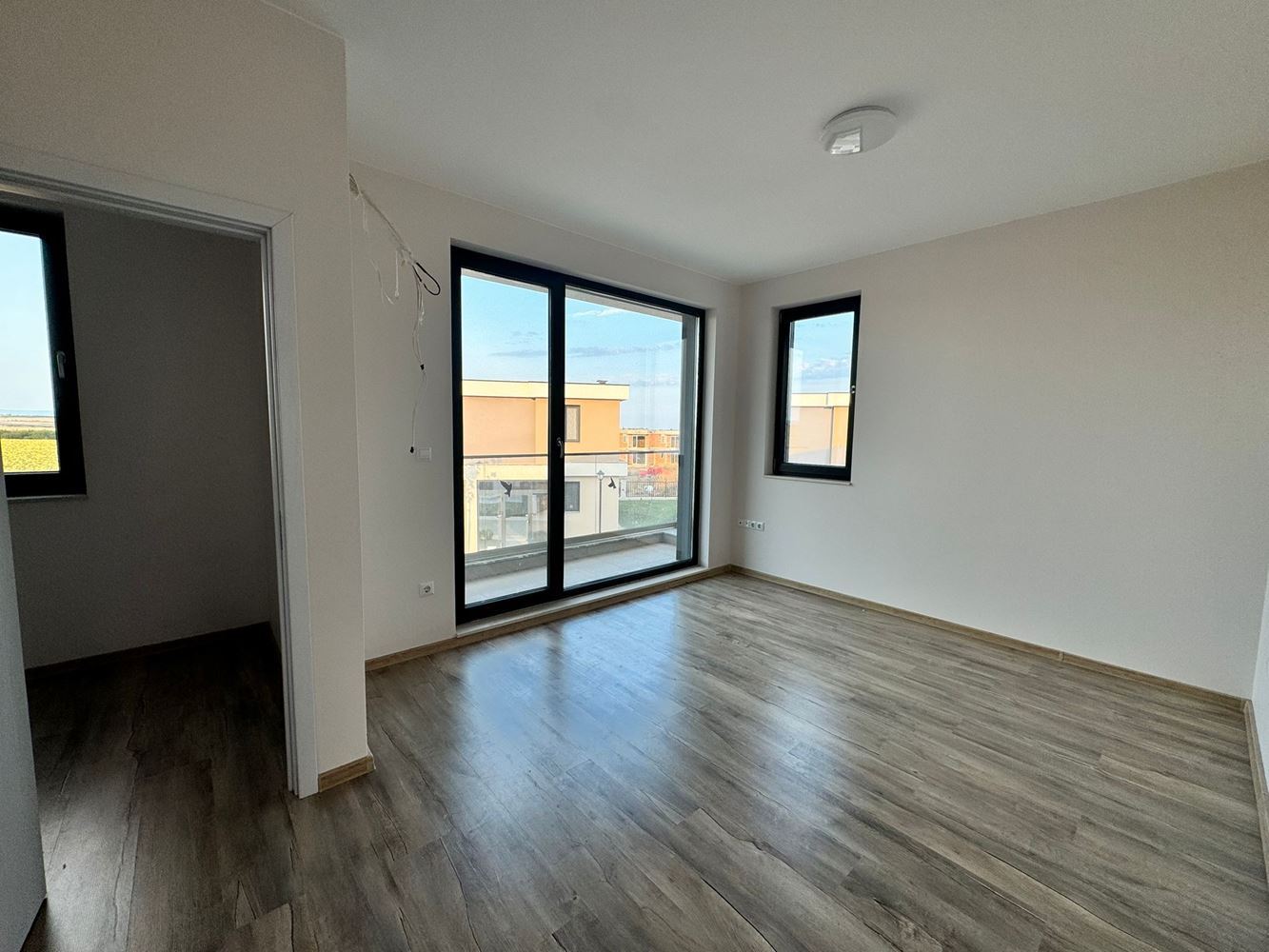 Модерна двуетажна къща с двор в луксозен комплекс между Поморие и Сарафово – стил, пространство и природа