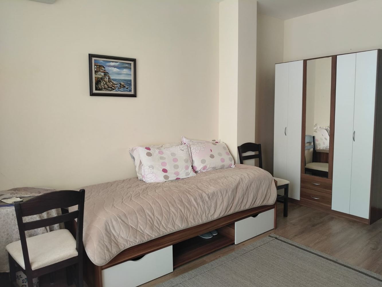 Просторна триетажна еднофамилна къща в центъра на Равда – комфорт, престиж и пълна самостоятелност